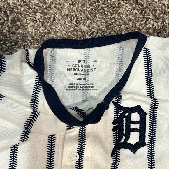 Gift Ready NWT 🔥⚾️🐅 Detroit Tigers Pinstripe Onesie - Picture 3 of 4